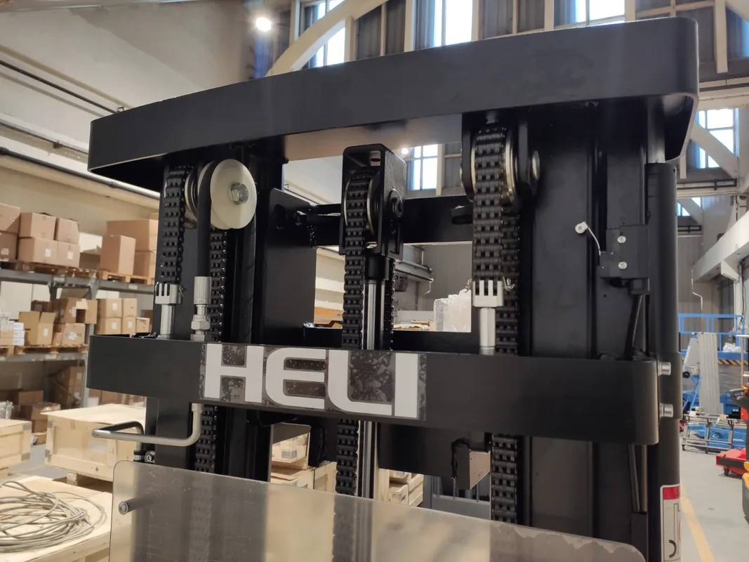 električni_visokopodizni_viličar_1500kg_triplex_stup_AC_motor_slobodno_podizanje_009_resized